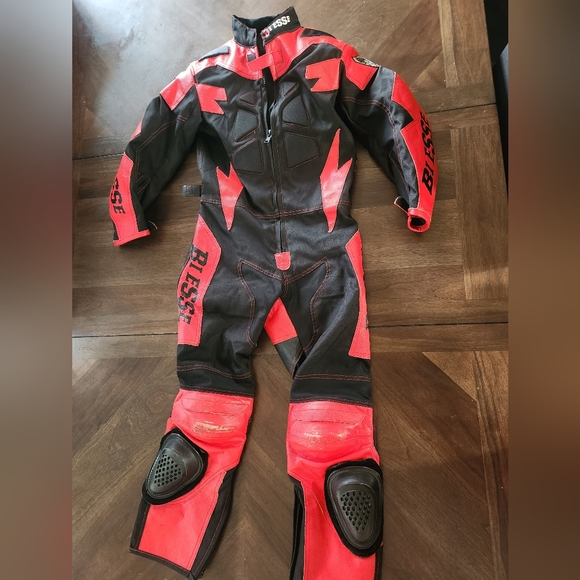 Boy's motorcycle suit -leather -like new! - Picture 4 of 4